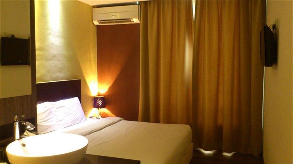 Zotel Business & Leisure Hotel Kuching Exteriör bild